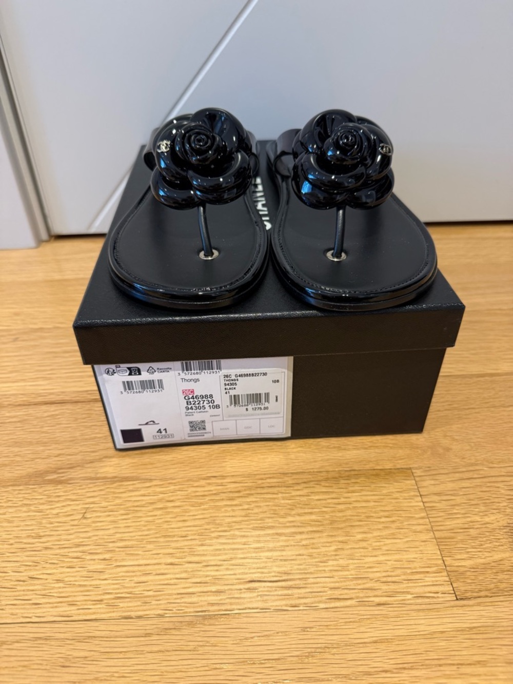 CHANEL Black Camellia patent leather Thong Sandals BNIB - Picture 2 of 8
